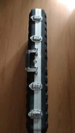 Buenas.
Tiene cerradura y 4 enganches para cerrado perfecto.
Medidas 80x33. Tiene un corte en el foam 00
