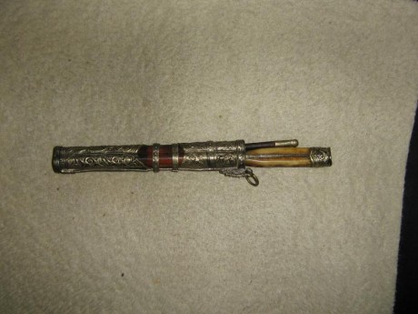 Vendo cuchillo japones con palillos, los Japoneses lo emplean como defensa y para comer, 125 euros,a mi 00