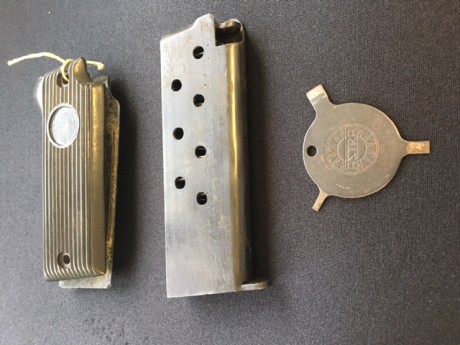 Hola,

Vendo Cachas baquelita para Astra 400 (creo que son Republica) mas cargador sin marcajes.

Incluye 00