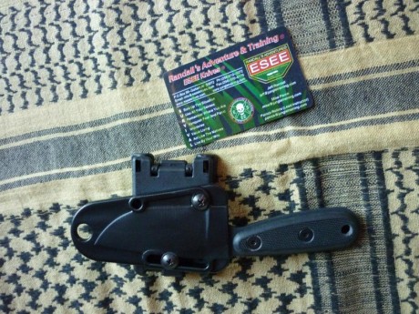 Este cuchillo me lo trajo un compañero de Kuwait, comprado en un PX americano (son una especie de tiendas 01