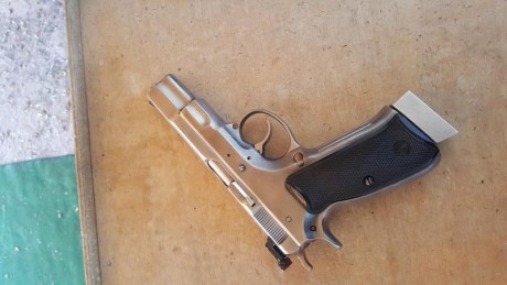 se vende cz 75b por dejar el tiro con 2 cargadores y alza milimetrica es plateada y acero precio 250 eu 01