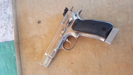 se vende cz 75b por dejar el tiro con 2 cargadores y alza milimetrica es plateada y acero precio 250 eu 00