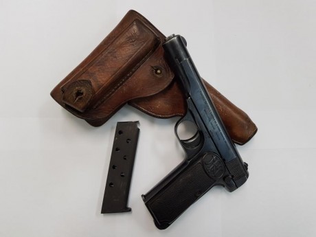 Se vende pistola semiautomática marca Browning FN, modelo 1922, calibre 9 mm corto. Con funda y dos cargadores 01