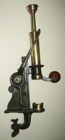 Aparato de recarga combinado  frances marca BREVETE S.G.D.G. Saint-Étienne. Medidas: 32x10 cm.
Aparato 02