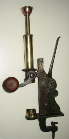 Aparato de recarga combinado  frances marca BREVETE S.G.D.G. Saint-Étienne. Medidas: 32x10 cm.
Aparato 01