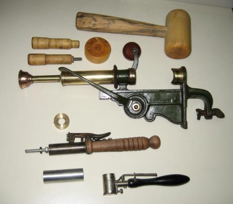 Aparato de recarga combinado  frances marca BREVETE S.G.D.G. Saint-Étienne. Medidas: 32x10 cm.
Aparato 00