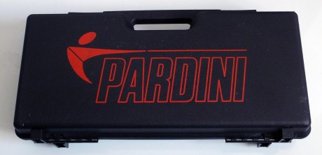 Se vende pardini HP 32 en su estuche original, accesorios y 2 cargadores, el arma tiene algunas marcas 00