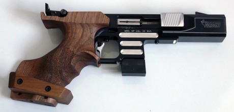 Se vende pardini HP 32 en su estuche original, accesorios y 2 cargadores, el arma tiene algunas marcas 10