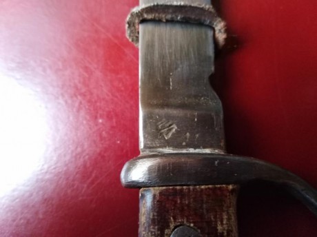 pues lo dicho,aunque por lo que veo parece mas bien un cuchillo de trinchera y por la forma de la guardia 00