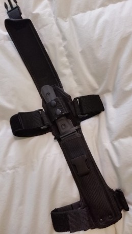 Vendo estos tres cuchillos extrema ratio chinolis.una bayoneta tipo tanto con funda Pernera , 17cm de 12