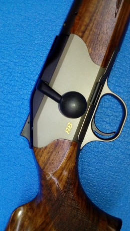 BLASER R8 MADERA:
Maderas grado 2. 
Culata con carrillera bávara y cantonera de goma.  
Postizo negro 02