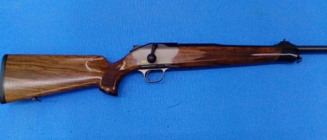 BLASER R8 MADERA:
Maderas grado 2. 
Culata con carrillera bávara y cantonera de goma.  
Postizo negro 00