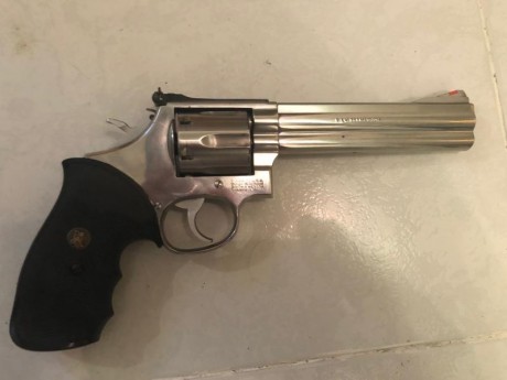 Hola, pongo a la venta revólver modelo Smith and Welson 686  6 pulgadas , serie 3.
Estado correcto: No 01