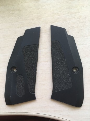 Vendo estas cachas de aluminio para cz, ya que no les doy uso, son de aluminio y mejoran bastante el empuñe 00