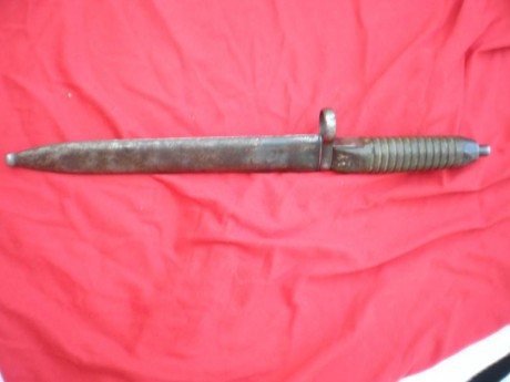 Buenos me quito de tres bayonetas, dos francesas y una turca reafilada
No le veo marcas por ningún sitio 32