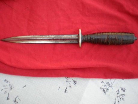 Eso vendo cuchillo o daga , con marca de Toledo , pero parace grabado no cuños, la funda no es la suya 02