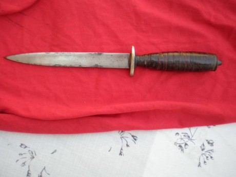 Eso vendo cuchillo o daga , con marca de Toledo , pero parace grabado no cuños, la funda no es la suya 01