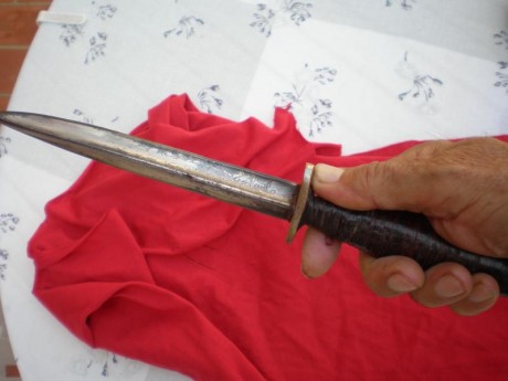 Eso vendo cuchillo o daga , con marca de Toledo , pero parace grabado no cuños, la funda no es la suya 00