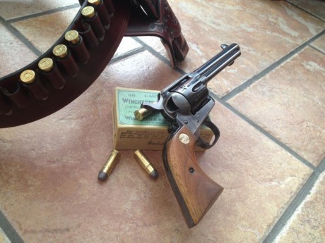 VENDO este precioso Revolver Colt Single Action Army de 5'5 pulgadas en calibre 44-40.
Se encuentra en 02