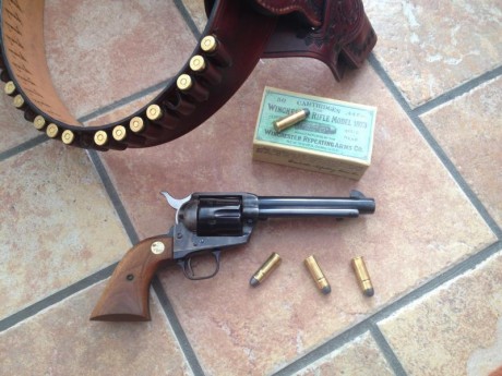 VENDO este precioso Revolver Colt Single Action Army de 5'5 pulgadas en calibre 44-40.
Se encuentra en 01