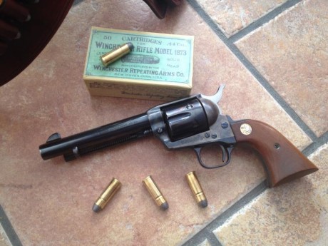 VENDO este precioso Revolver Colt Single Action Army de 5'5 pulgadas en calibre 44-40.
Se encuentra en 00