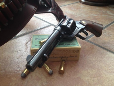 VENDO este precioso Revolver Colt Single Action Army de 5'5 pulgadas en calibre 44-40.
Se encuentra en 10