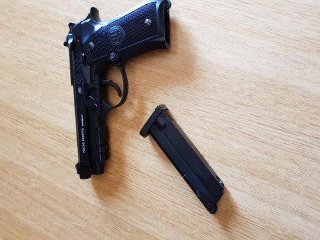 VENDO Impresionante réplica de beretta, con unas características asombrosas, y un parecido a la real excelente, 00