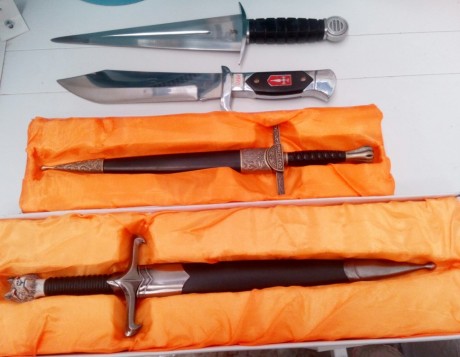 Lote de dagas y cuchillo caza;la primera funcional battle ready, las otras dos de acero (daga inmortales 00