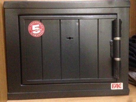   VENDIDO!!   Hola.
A quien pueda interesarle, vendo armero homologado grado III marca Elite para armas 01