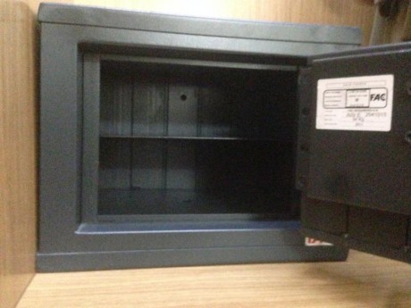   VENDIDO!!   Hola.
A quien pueda interesarle, vendo armero homologado grado III marca Elite para armas 00