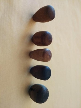 Se venden bolas de cerrojo torneadas en madera curada de olivo, unas de las maderas mas duras y resistentes 02
