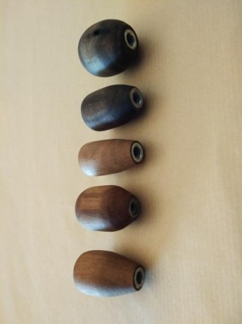 Se venden bolas de cerrojo torneadas en madera curada de olivo, unas de las maderas mas duras y resistentes 01