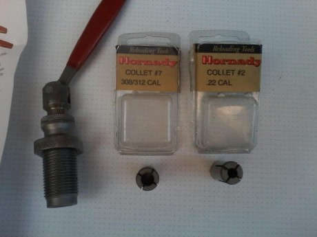 vendo extractor de puntas hornady vale para cualquier tipo de prensa, tiene para desmontar puntas del 00