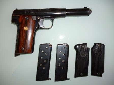 Se vende pistola ASTRA 400 modelo República Española con fractura en la corredera a la altura de la ventana 02