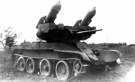 Rebuscando el otro en el Internet descubrí esta lamina de un BT-5 ruso con estos dos lanzadores de esos 20