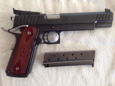  VENDIDA!!   Vendo mi pistola  STI Target Master 6.0 del calibre 9 mm  prácticamente nueva.
Acabado pavonado, 01