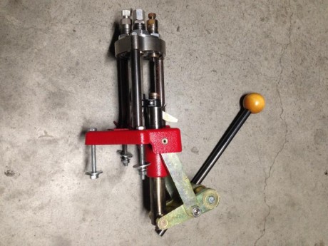Vendo máquina de recarga de cartuchería no automática  marca LEE, modelo Classic Turret Press con dies 00