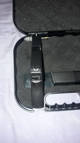 Un compañero vende esta magnífica Glock 19 de 3ª generación. Calibre 9mm. Todo original. Está en perfecto 00