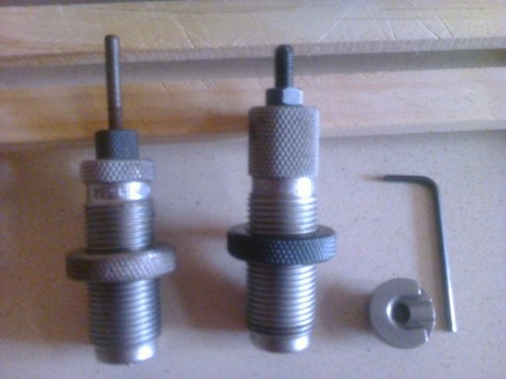 En venta conjunto de dos dies RCBS para el cabre .222 incluye caja, shell holder y llave hexagonal
Precio: 01