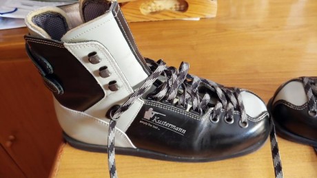 Se venden zapatillas de tiro marca Kustermann de la talla 40, usadas pero en perfectas condiciones ,casi 02