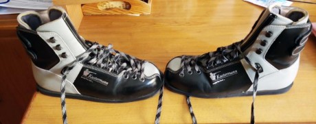 Se venden zapatillas de tiro marca Kustermann de la talla 40, usadas pero en perfectas condiciones ,casi 01