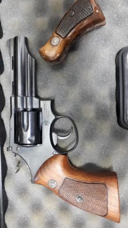 Vendo revolver llama comanche II calibre 38special de 4 pulgadas, con dos cachas, la de serie y una mas 00