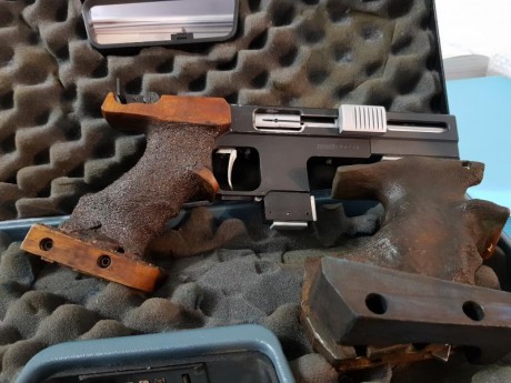 Precio no negociable, envío dentro de la península incluido.

Dos cachas, un cargador está roto el otro 01