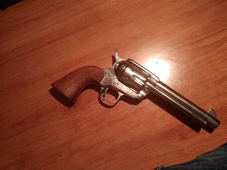 Buenas muy a mi pesar vendo mi revolver calibre 45 long colt de la marca Pietta esta como nuevo solo se 01