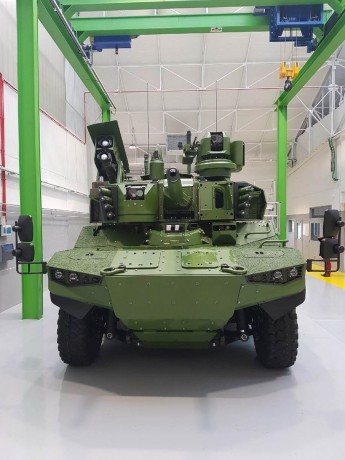 Tiene un cañón CT40
Dos misiles anticarro protegidos dentro de la torre.
Ametralladora 7,62x51 mm
STANAG 00