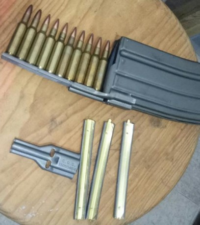 Se vende lote de 20 clips para cartuchos 222/223. Capacidad por clips de 10 cartuchos, se incluye cuchara 01