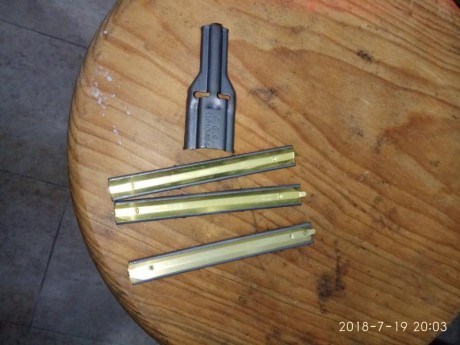 Se vende lote de 20 clips para cartuchos 222/223. Capacidad por clips de 10 cartuchos, se incluye cuchara 00