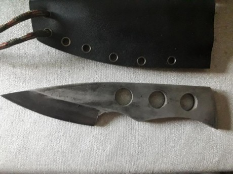 Vendo cuchillo neck kenife de forja. Tiene 6.5cm de hoja y 14cm en total. No lo he usado nunca.esta en 01
