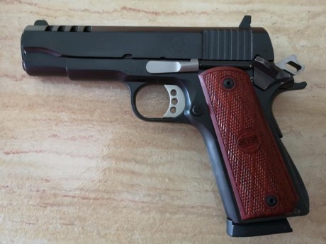 Clónica sudafricana 1911A1 Commander 4,15" monohilera .45 ACP
Pavonado nuevo, martillo Delta, fiador 01