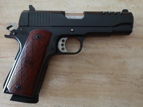 Clónica sudafricana 1911A1 Commander 4,15" monohilera .45 ACP
Pavonado nuevo, martillo Delta, fiador 00